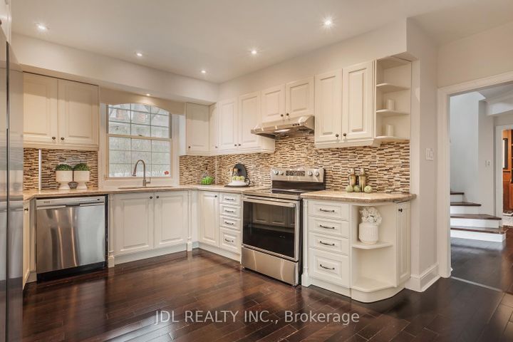 Photo 10 at 6 Farmingdale Road, Bayview Village, Toronto