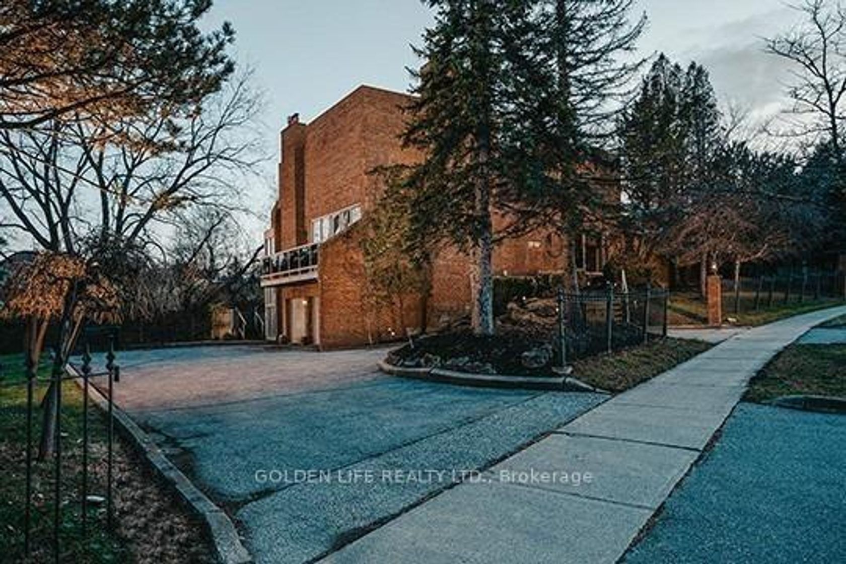 1 Garnier Court, Steeles, Toronto photo number 2