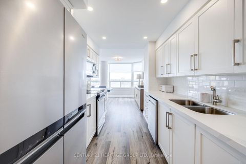 Photo 1 at 707 - 7 Townsgate Drive, Yorkhill, Vaughan