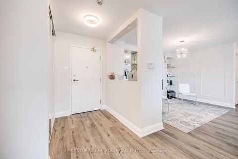 Photo 11 at 707 - 7 Townsgate Drive, Yorkhill, Vaughan
