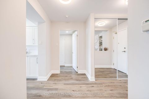 Photo 12 at 707 - 7 Townsgate Drive, Yorkhill, Vaughan