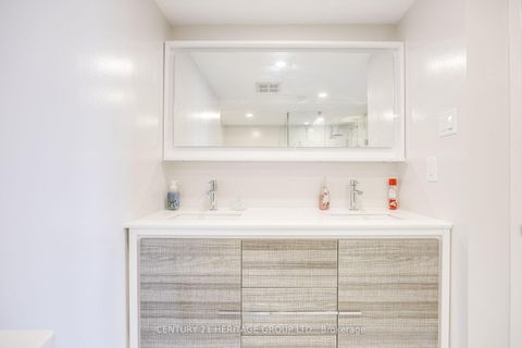 Photo 16 at 707 - 7 Townsgate Drive, Yorkhill, Vaughan