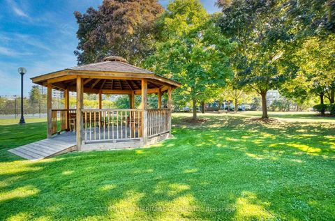 Photo 31 at 707 - 7 Townsgate Drive, Yorkhill, Vaughan