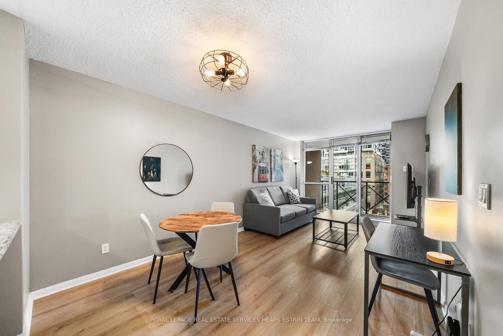 702 - 140 Simcoe Street, Waterfront Communities C1, Toronto photo number 2