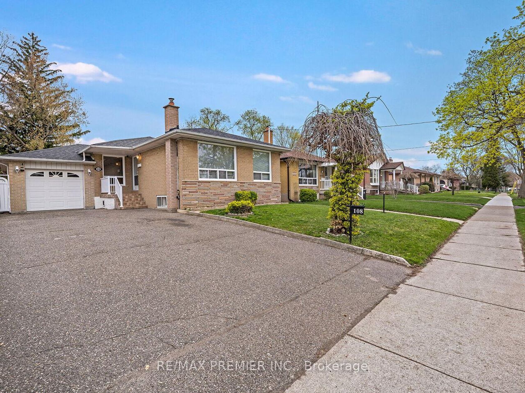 108 Thistle Down Boulevard, Beaumonde Heights, Toronto photo number 2