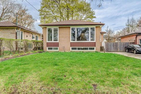 Photo 2 at 30 Murmouth Road, Sullivan, Toronto