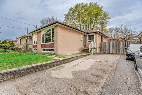 Photo 3 at 30 Murmouth Road, Sullivan, Toronto