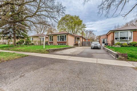 Photo 4 at 30 Murmouth Road, Sullivan, Toronto
