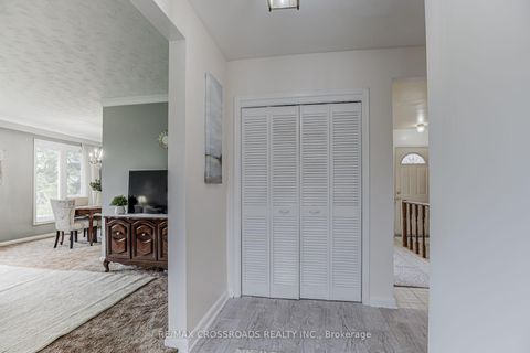 Photo 5 at 30 Murmouth Road, Sullivan, Toronto