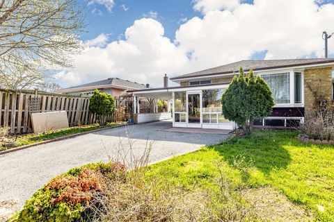 Photo 2 at 950 McCowan Road, Bendale, Toronto