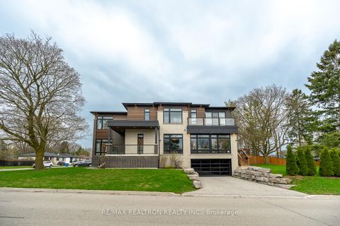 Photo 1 at 70 Collins Crescent, Aurora Heights, Aurora