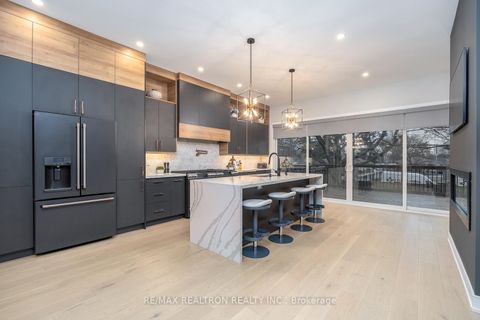 Photo 8 at 70 Collins Crescent, Aurora Heights, Aurora