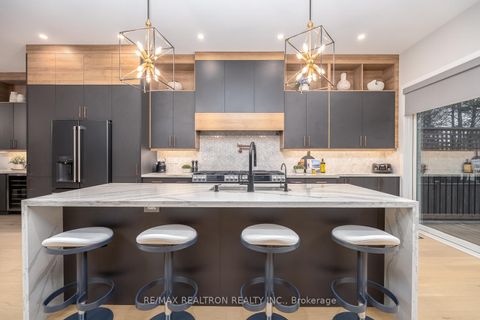 Photo 10 at 70 Collins Crescent, Aurora Heights, Aurora
