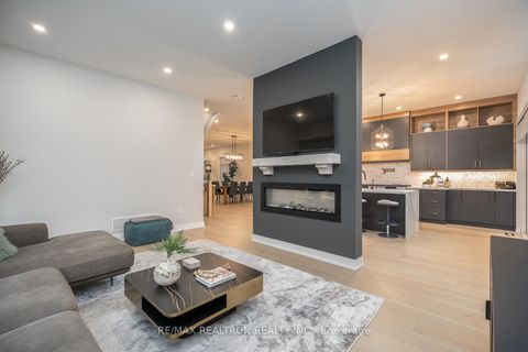 Photo 13 at 70 Collins Crescent, Aurora Heights, Aurora
