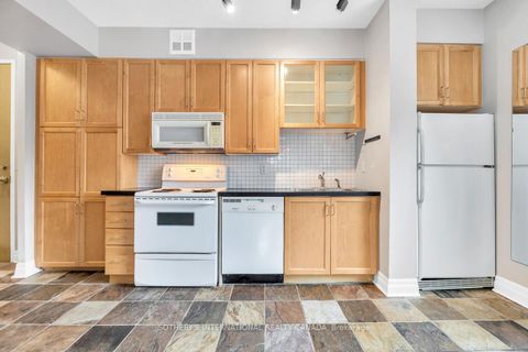 Photo 4 at 207 - 70 Alexander Street, Yonge Corridor, Toronto