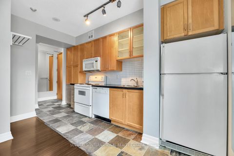 Photo 5 at 207 - 70 Alexander Street, Yonge Corridor, Toronto