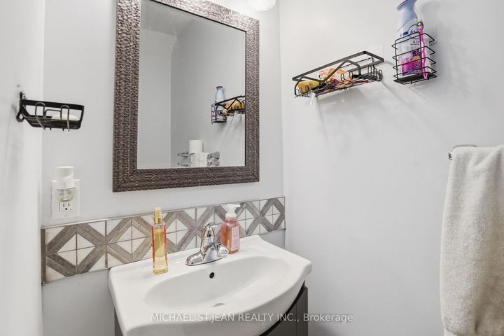 Photo 11 at 19 - 445 Stone Church Road W, Falkirk, Hamilton