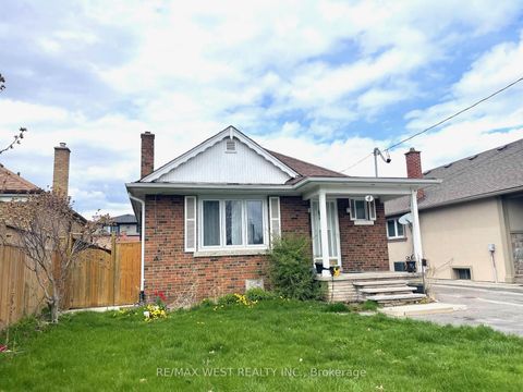 Photo 1 at 4 Parkchester Road, Amesbury, Toronto