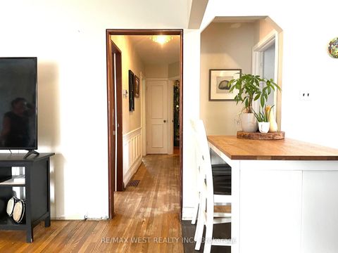 Photo 2 at 4 Parkchester Road, Amesbury, Toronto