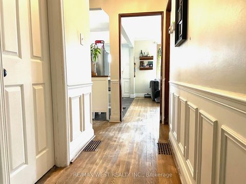Photo 3 at 4 Parkchester Road, Amesbury, Toronto