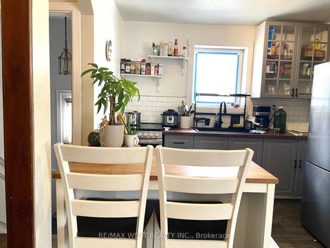Photo 6 at 4 Parkchester Road, Amesbury, Toronto