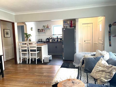 Photo 7 at 4 Parkchester Road, Amesbury, Toronto