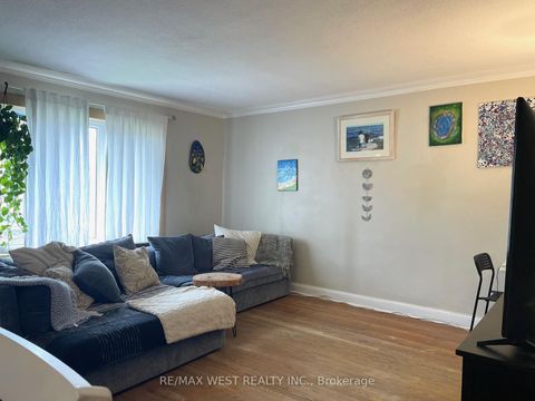 Photo 9 at 4 Parkchester Road, Amesbury, Toronto