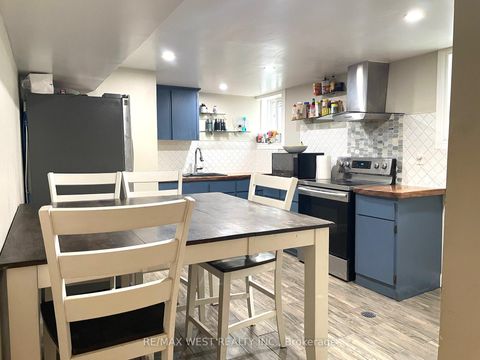 Photo 16 at 4 Parkchester Road, Amesbury, Toronto