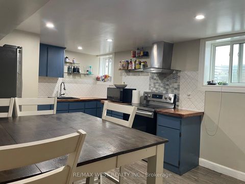 Photo 18 at 4 Parkchester Road, Amesbury, Toronto