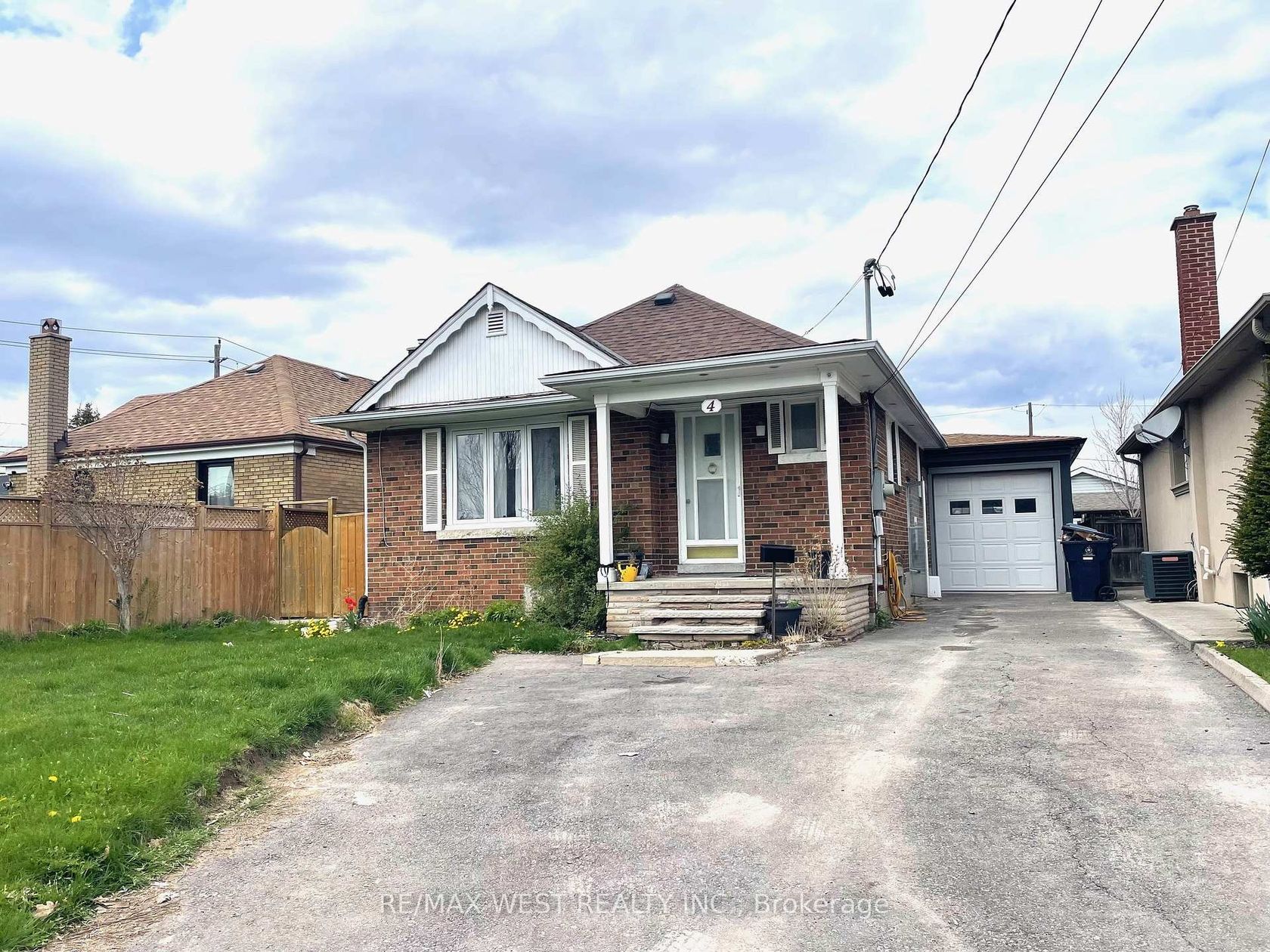 4 Parkchester Road, Amesbury, Toronto photo number 2
