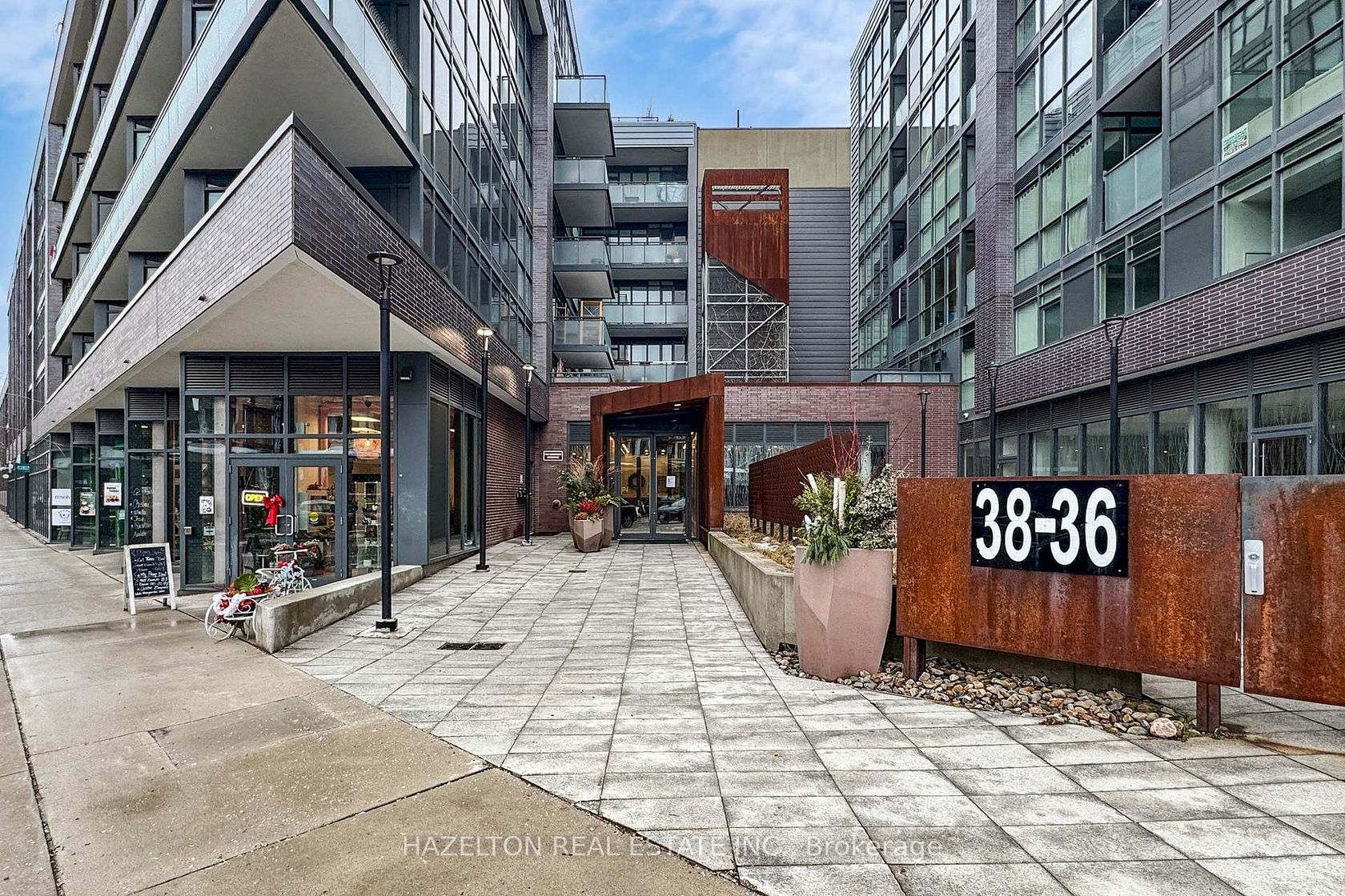 421 - 38 Howard Park Avenue, Roncesvalles, Toronto by Loree Meneguzzi Real Estate 421 - 38 Howard Park Avenue, Roncesvalles, Toronto