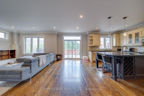 Photo 11 at 176 Homewood Avenue, Newtonbrook West, Toronto