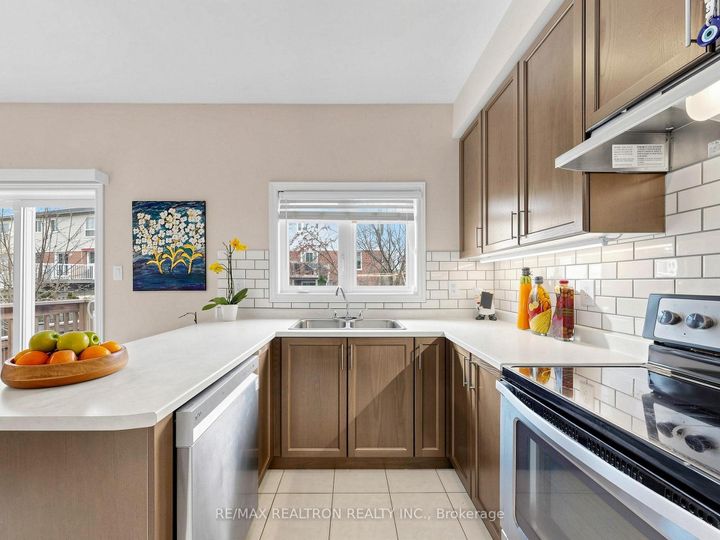 Photo 12 at 69 Matthewson Avenue, Bradford, Bradford West Gwillimbury