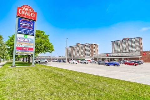 Photo 5 at 611 - 3237 Bayview Avenue, Bayview Village, Toronto