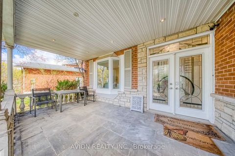 Photo 2 at 134 Butterfield Crescent, Maple, Vaughan