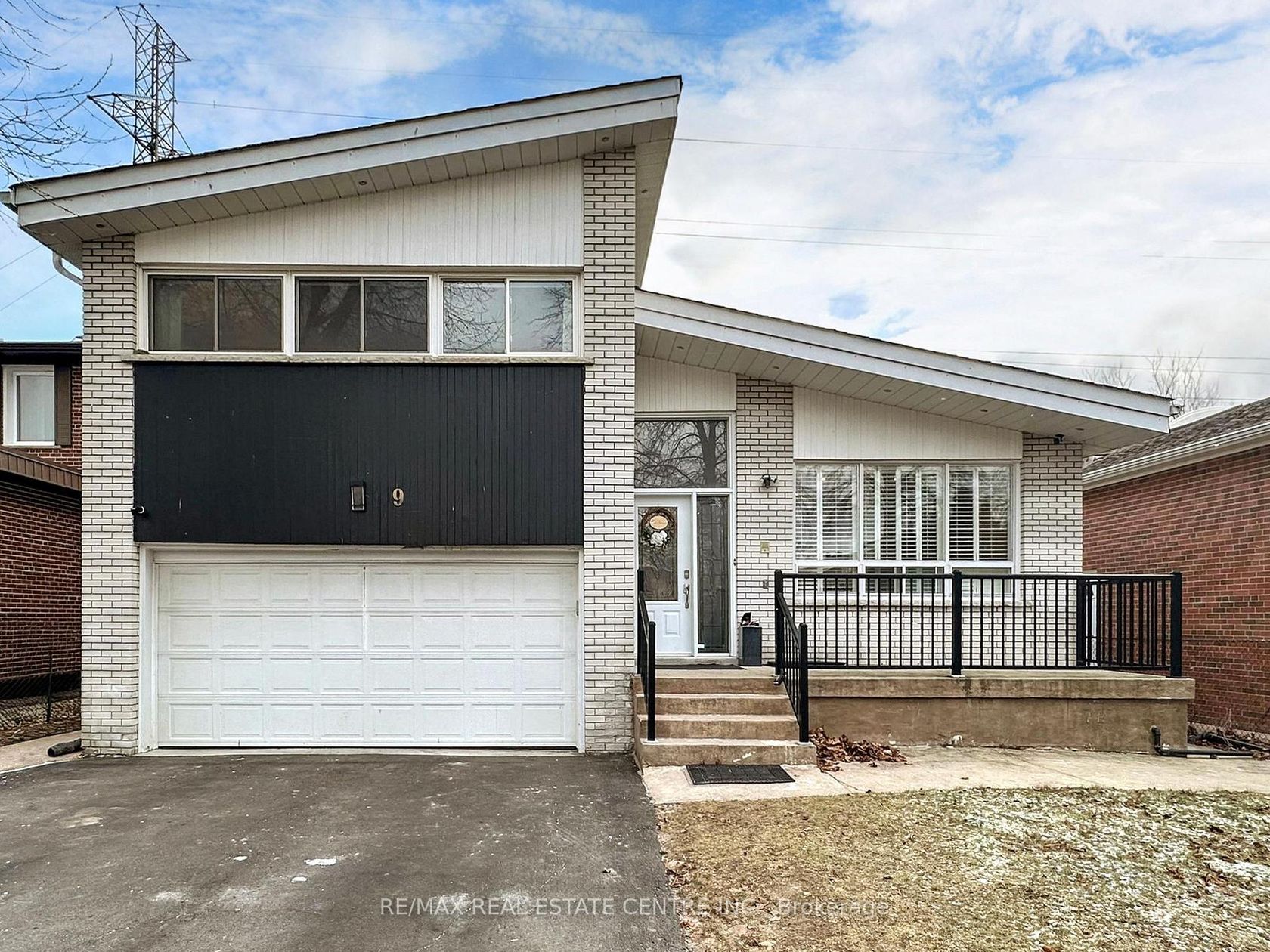 9 Fairchild Avenue, Newtonbrook West, Toronto photo 0
