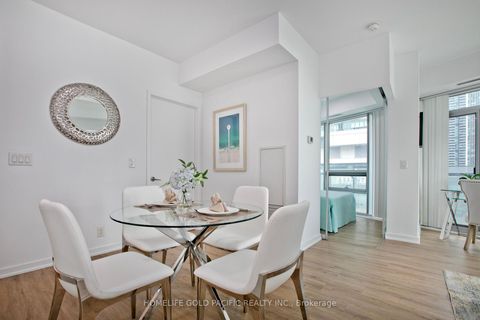 Photo 13 at 802 - 14 York Street, Waterfront Communities C1, Toronto