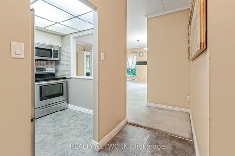 Photo 3 at 106 - 249 Major Mackenzie Drive E, Harding, Richmond Hill