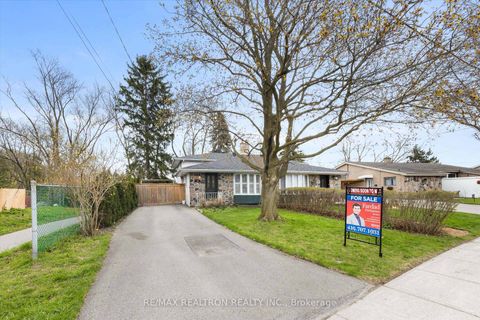 Photo 2 at 39 Jasper Drive, Aurora Heights, Aurora