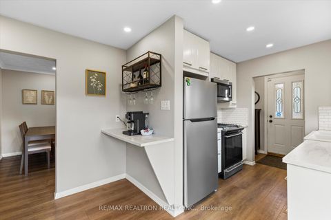 Photo 4 at 39 Jasper Drive, Aurora Heights, Aurora