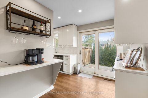 Photo 5 at 39 Jasper Drive, Aurora Heights, Aurora
