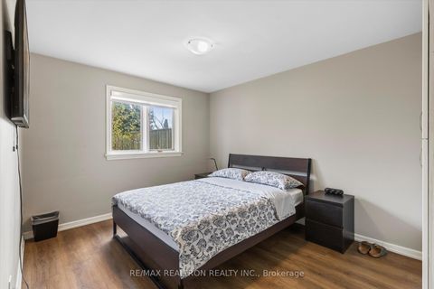 Photo 15 at 39 Jasper Drive, Aurora Heights, Aurora