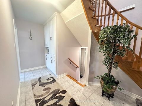 Photo 2 at 156 Villandry Crescent, Maple, Vaughan