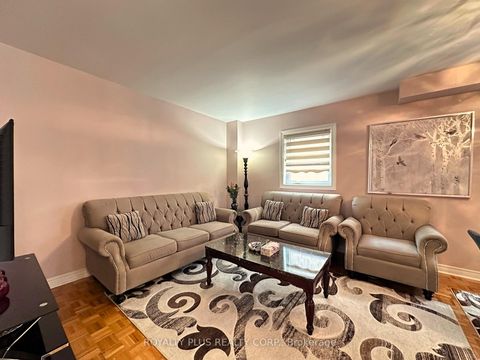 Photo 3 at 156 Villandry Crescent, Maple, Vaughan