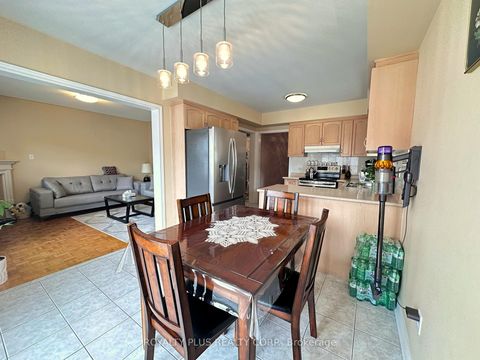 Photo 4 at 156 Villandry Crescent, Maple, Vaughan