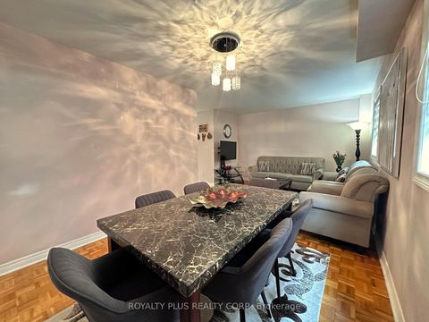 Photo 5 at 156 Villandry Crescent, Maple, Vaughan