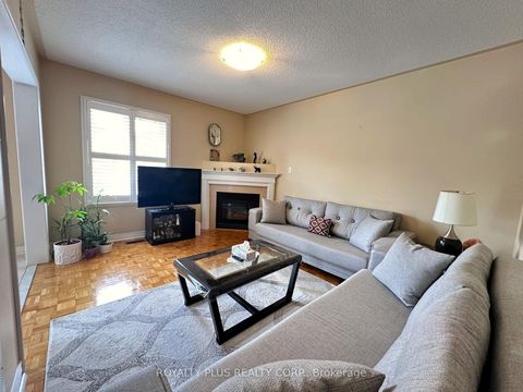 Photo 6 at 156 Villandry Crescent, Maple, Vaughan