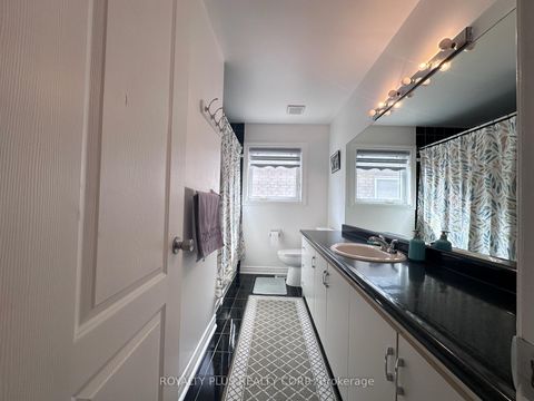 Photo 8 at 156 Villandry Crescent, Maple, Vaughan