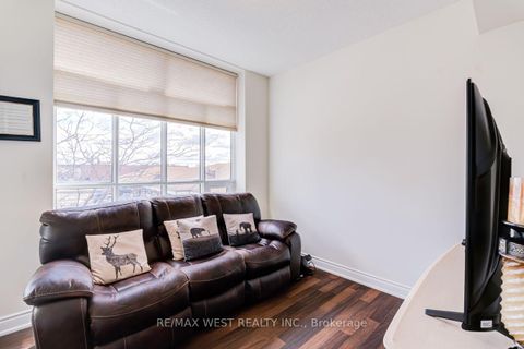 Photo 18 at 230 - 2396 Major MacKenzie Drive W, Maple, Vaughan