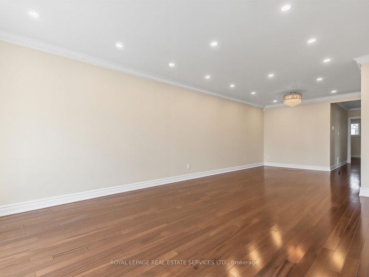 Photo 3 at 44 Caracas Road, Bayview Village, Toronto